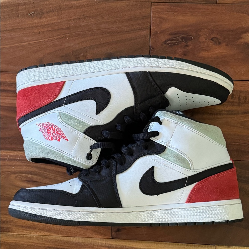 Jordan 1 red and black toe